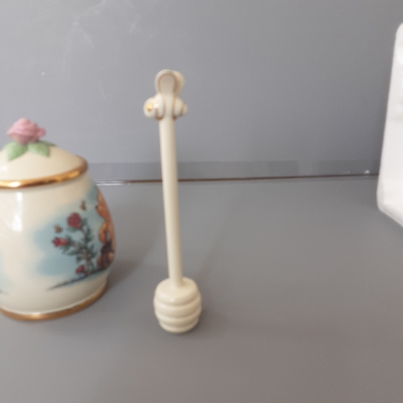 This Lenox Disney Classic Winnie the Pooh Honey Pot - Picture 14 of 16